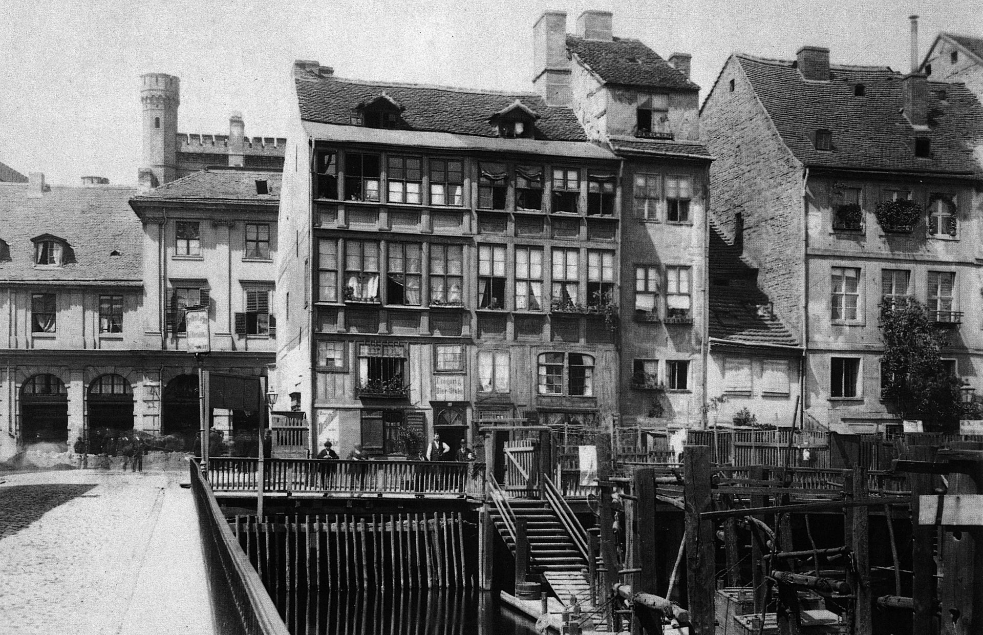 Fischerbrücke, 1880, nábřeží s mlýnicemi, dnes Mitte